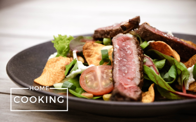 Salat mit Büffel-Ribeye, Mozzarella und Süßkartoffelchips