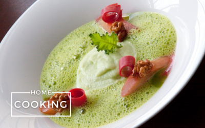 Grüne Kohlrabisuppe mit salzig-süßem Rhabarber, Kohlrabirelish und Walnuss von Thomas Kellermann